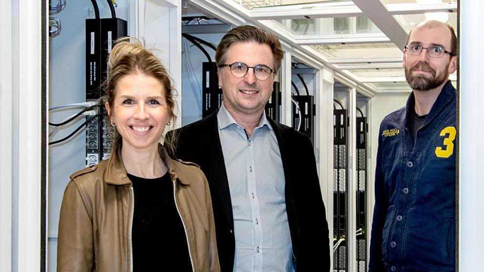 Jonas Toftefors tillsammans med Christina Backlund och Peter Gustavsson på plats i Shibuyas toppmoderna datacenter i Västsverige.