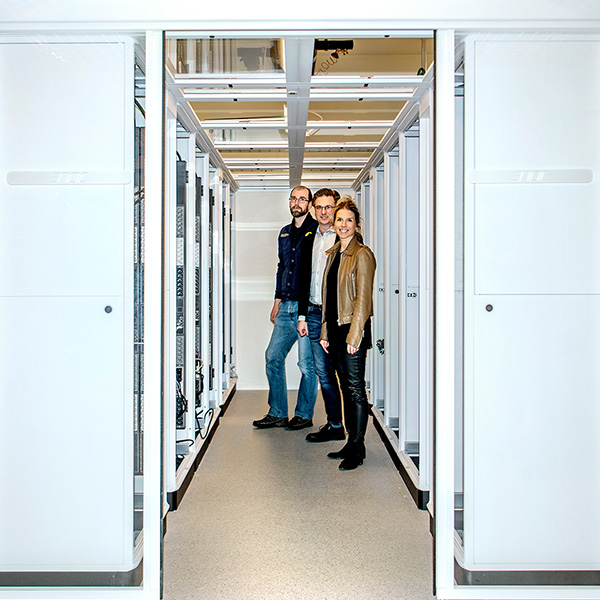Shibuya inviger toppmodernt datacenter i västsverige. Peter Gustavsson, Jonas Toftefors och Christina Backlund på plats  Shibuyas nya datacenter i Borås (foto: Anna Sigge)